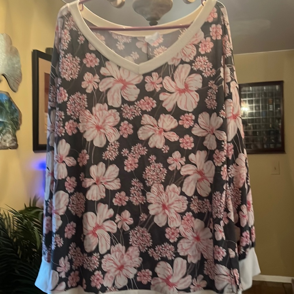 Brand New HoneyMe top size L Poly Rayon